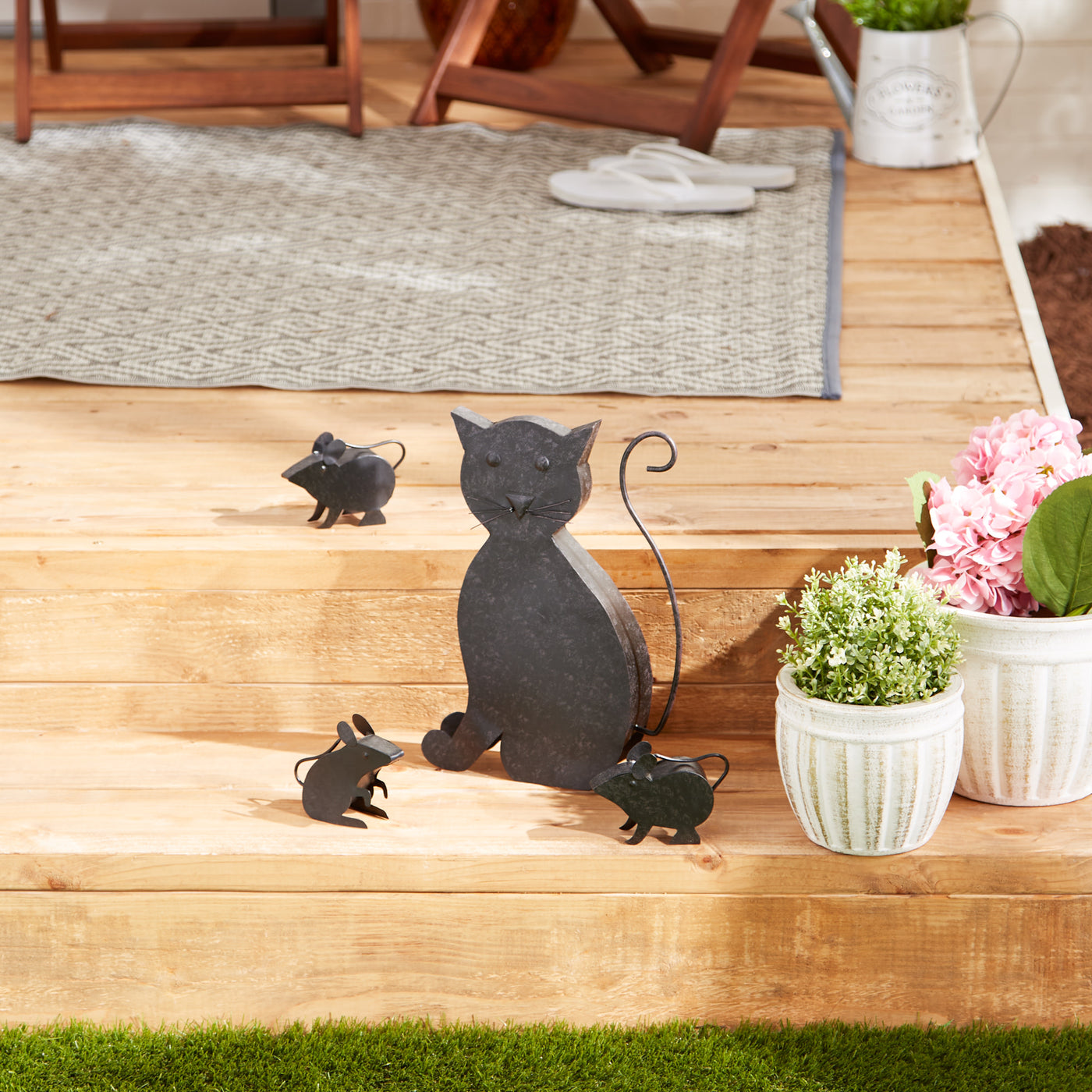 (image for) CAT WITH MICE SCULPTURE